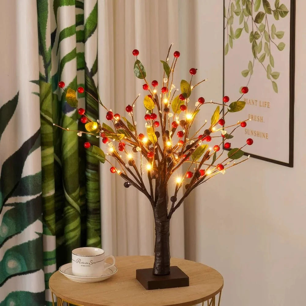 Un albero in fiore con bacche rosse